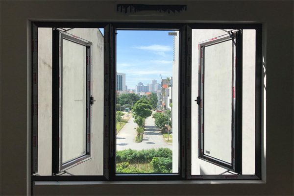 ứng dụng sự kết hợp giữa nhôm cầu cách nhiệt và kính cường lực vào cửa sổ