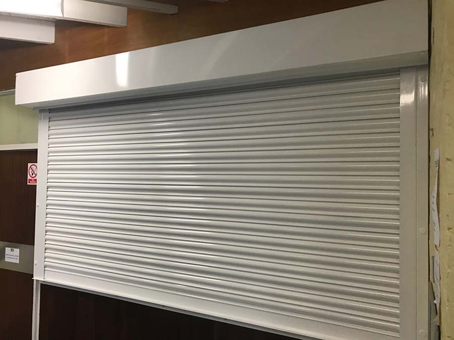 cửa cuốn ngăn cháy có lắp đặt được ở cửa sổ và cửa ra vào không