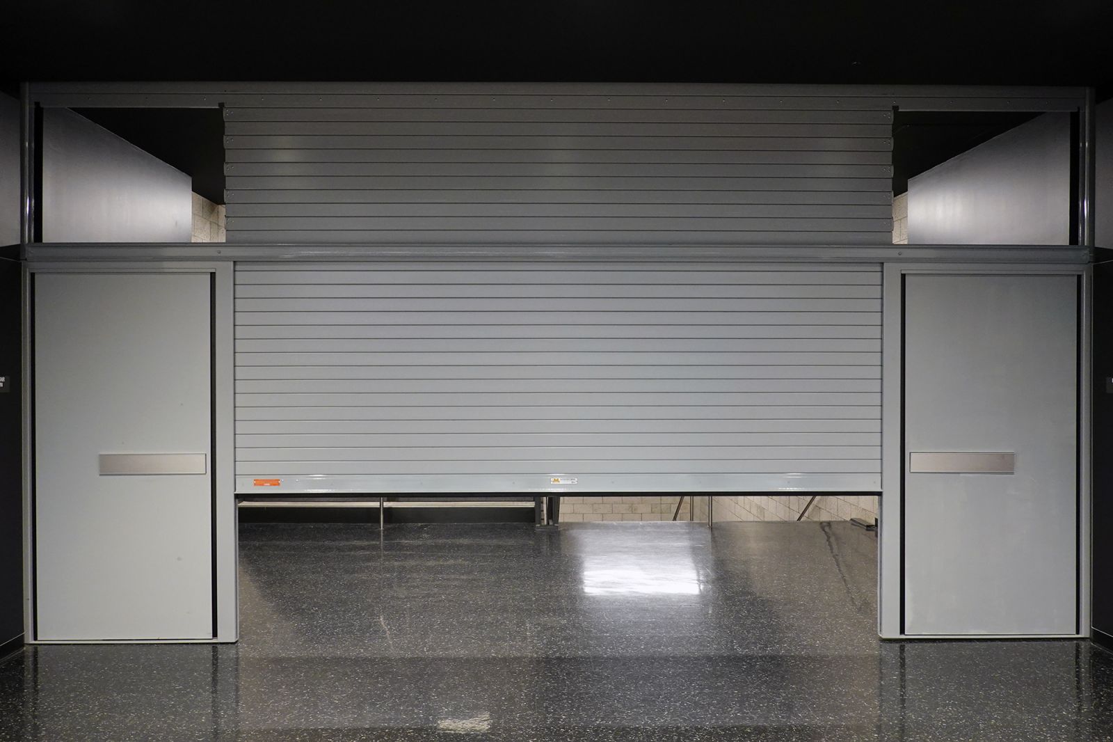 cửa cuốn ngăn cháy được cố định bằng gì