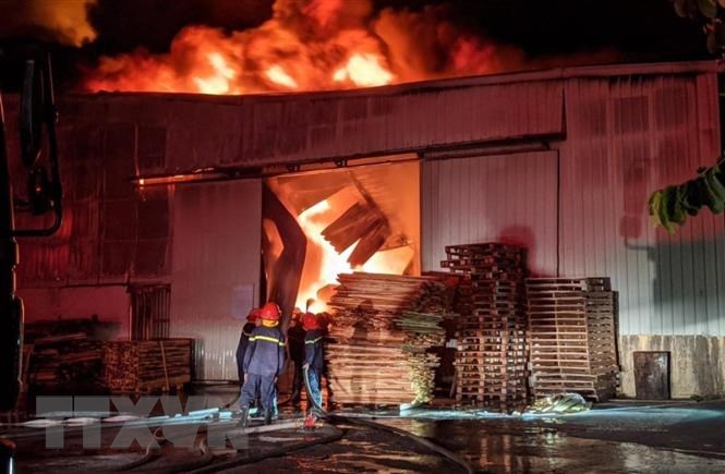 Cháy hàng ngàn mét vuông nhà xưởng của công ty nội thất tại Hải Phòng