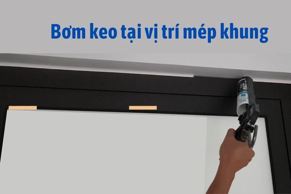 Bơm keo tại vị trí mép khung cửa