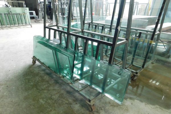 Đơn vị sản xuất kính cường lực uy tín thường có công nghệ và quy trình sản xuất tiên tiến