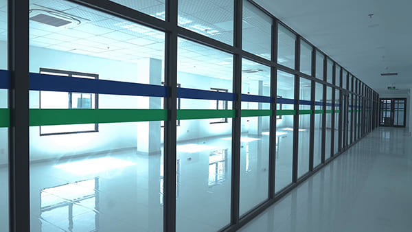 Bảo trì vách kính chống