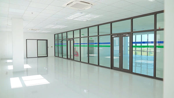 vách kính chống cháy EI90 và ưu điểm vượt trội