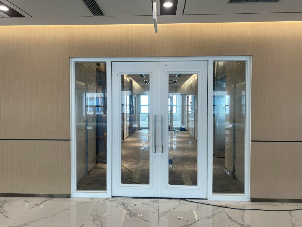 Vì sao cửa liền vách kính chống cháy được ưa chuộng trong thiết kế hiện nay?