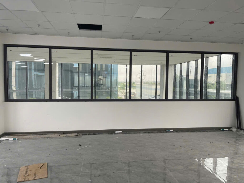 Kính cường lực có thay thế được kính chống cháy không?